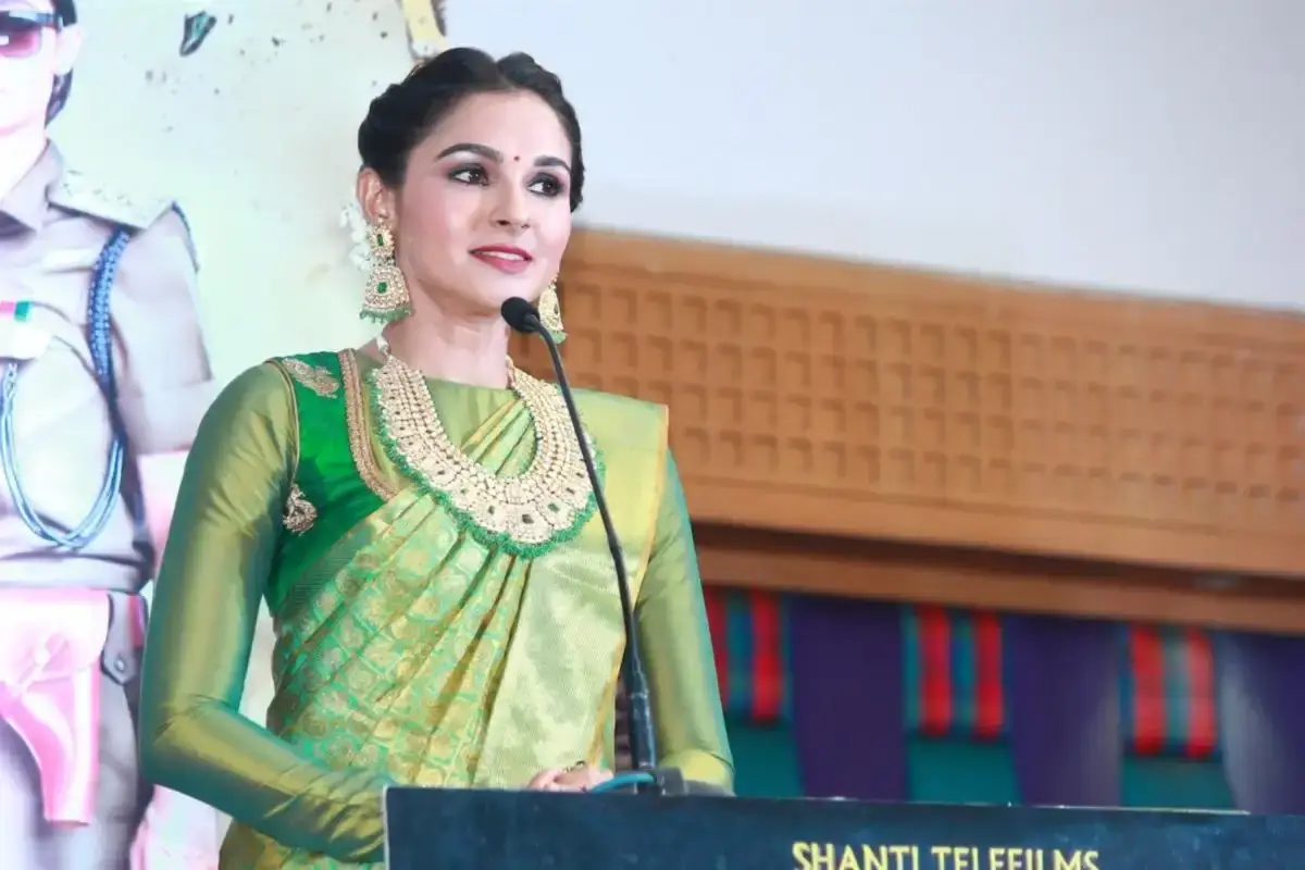 Andrea Jeremiah In Indian Traditional Green Saree Jewelry